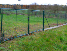 Montáž čtyřhranného pletiva a podhrabových desek – Úlice Montáž čtyřhranného pletiva a podhrabových desek – Úlice